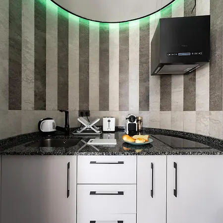 Ct 353 - Faro's Tower 2 - Walking Distance To Everything Apartment *