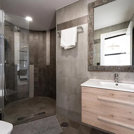 Ct 353 - Faro's Tower 2 - Walking Distance To Everything Apartament *